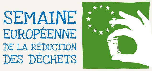 Logo de la Semaine Européenne de la Réduction des Déchets : une main tient entre le pouce et l'index une petite poubelle. Fond vert avec les 12 étoiles du drapeau européen